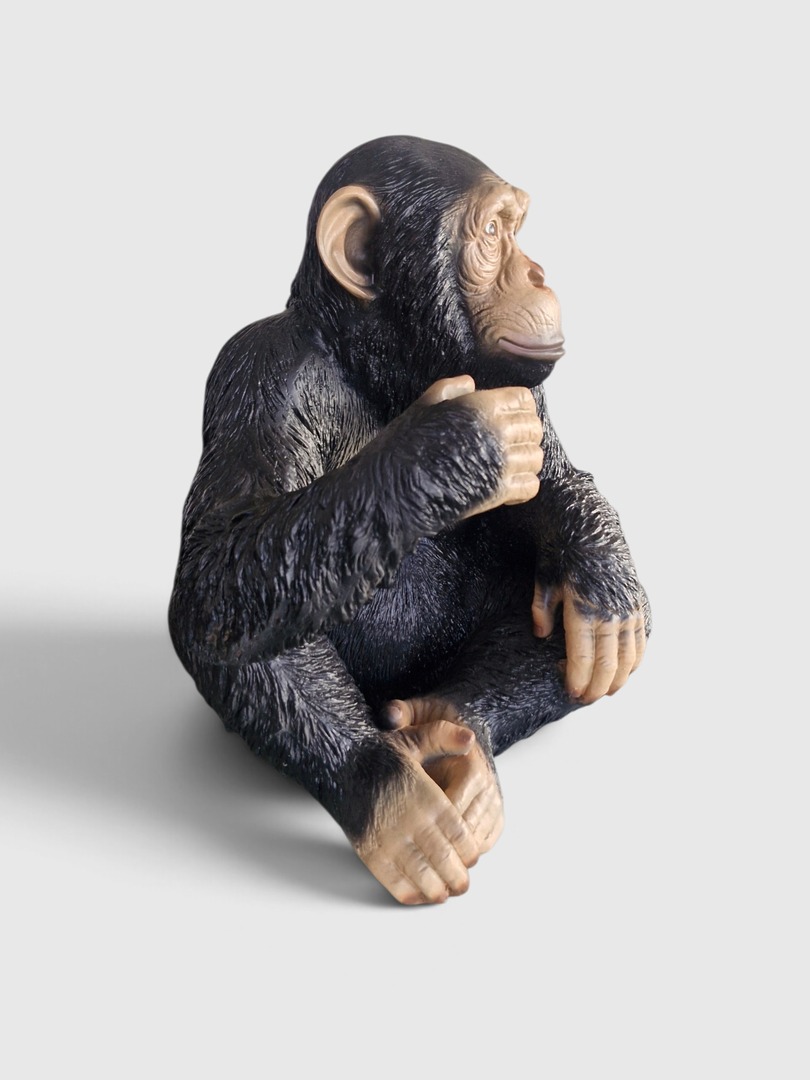 Lebensgroße Schimpanse Deko Figur, 50 cm, sitzende Affenstatue mit realistischem Fell.