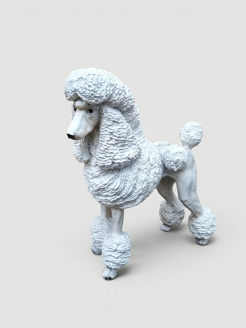 Weiße Pudelfigur mit auffälliger Frisur, elegante Hundeskulptur für die Dekoration