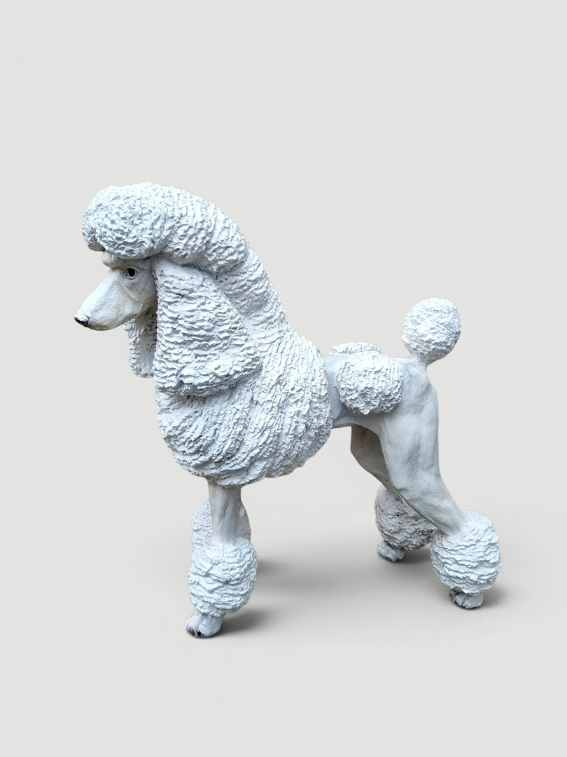 Weiße Pudelfigur mit typischer Pudelfrisur, Dekofigur für das Zuhause