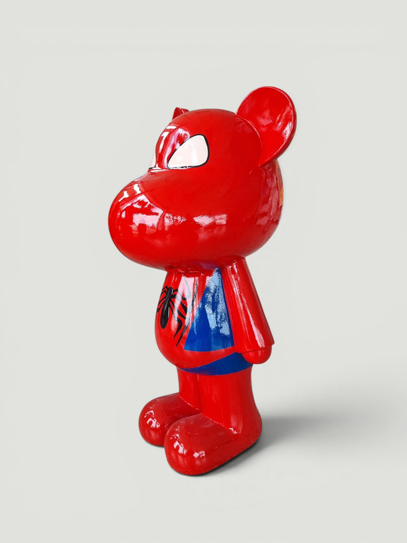 Lebensgroße rote Deko-Figur im Stil eines Bären mit Spiderman-Design, Höhe 89 cm.