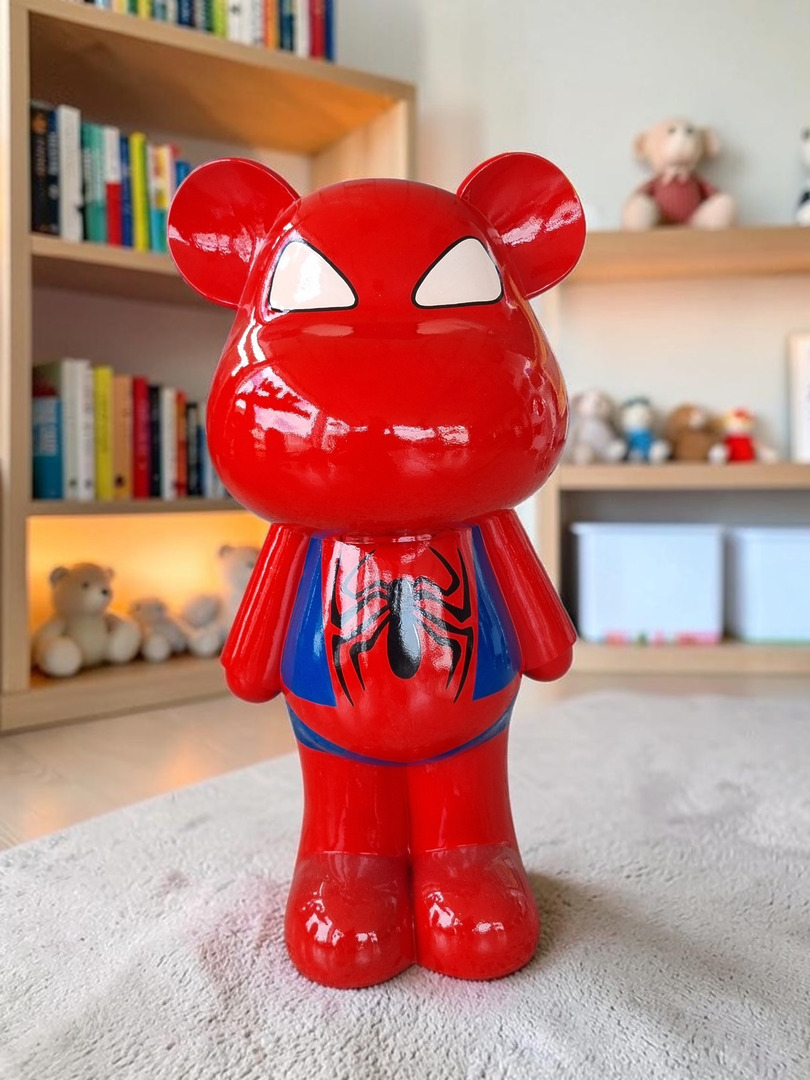 Designer Bär Lebensgroße rote Figur in Spider-Man-Kleidung, bunte Tierdekoration von Dobermann Design, Höhe 89 cm.