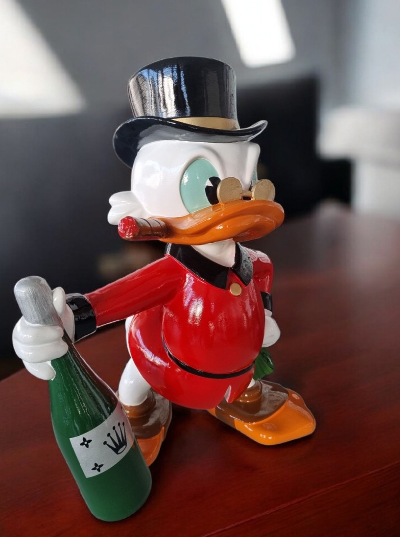 Geizhals Geizhals Pop-Art Deko Figur, 57cm: Dagobert Duck mit Champagner und Zigarre. Wohnzimmer Dekoration.