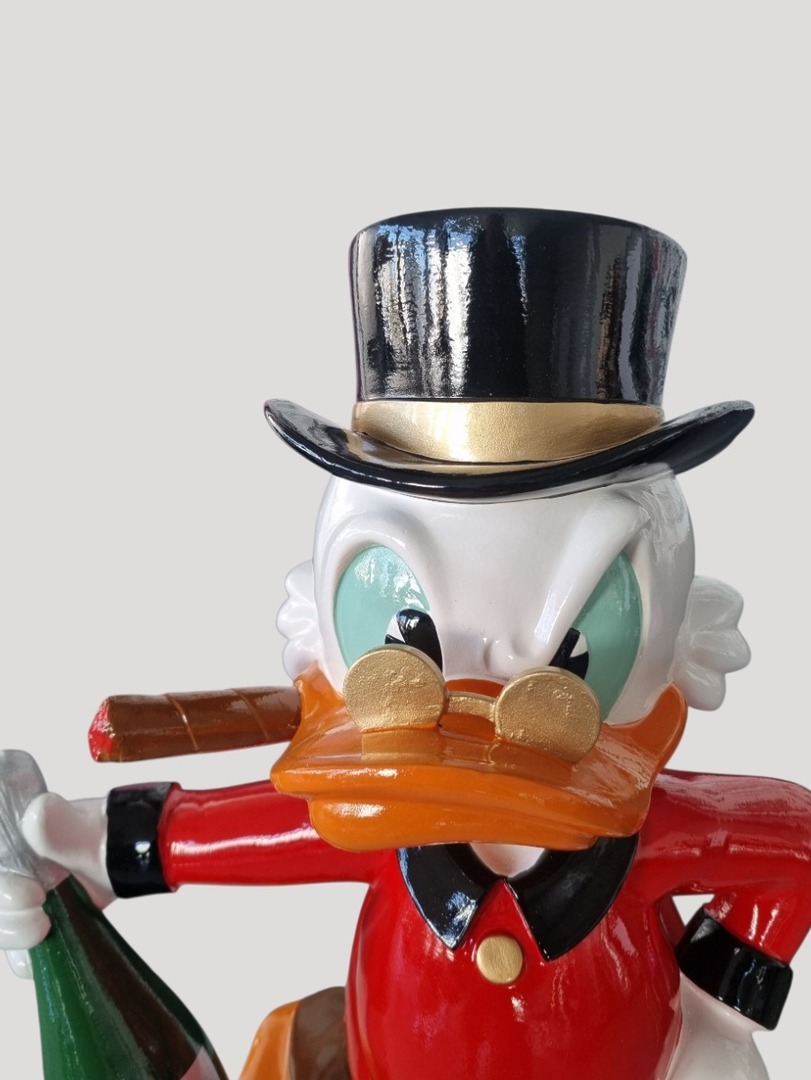 Geizhals Geizhals Pop-Art Deko Figur, 57 cm: Scrooge McDuck mit Zigarre und Champagner, Wohnzimmer Dekoration.