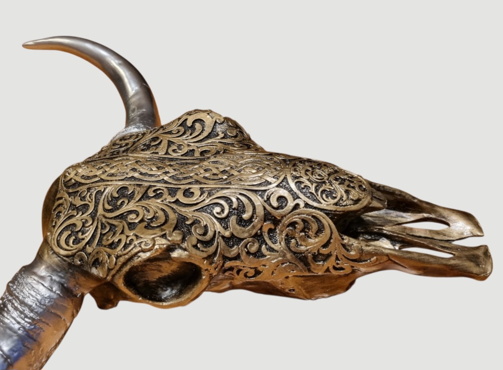 Dekorativer Widder Schädel mit aufwendigen Schnitzereien.