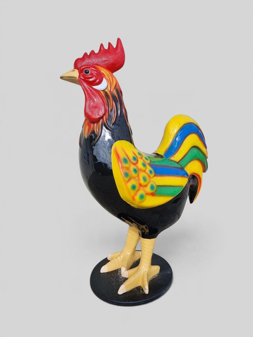 Bunte XXL Hahn Figur mit lebendigen Farben und detailreichem Design.