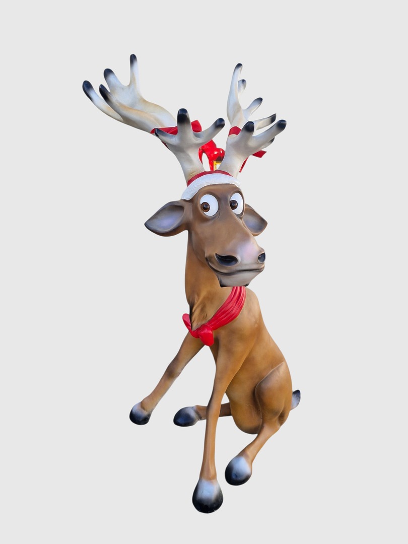 Große sitzende Weihnachtsdekoration Rentier Rudi mit roter Schleife und Nikolausmütze.