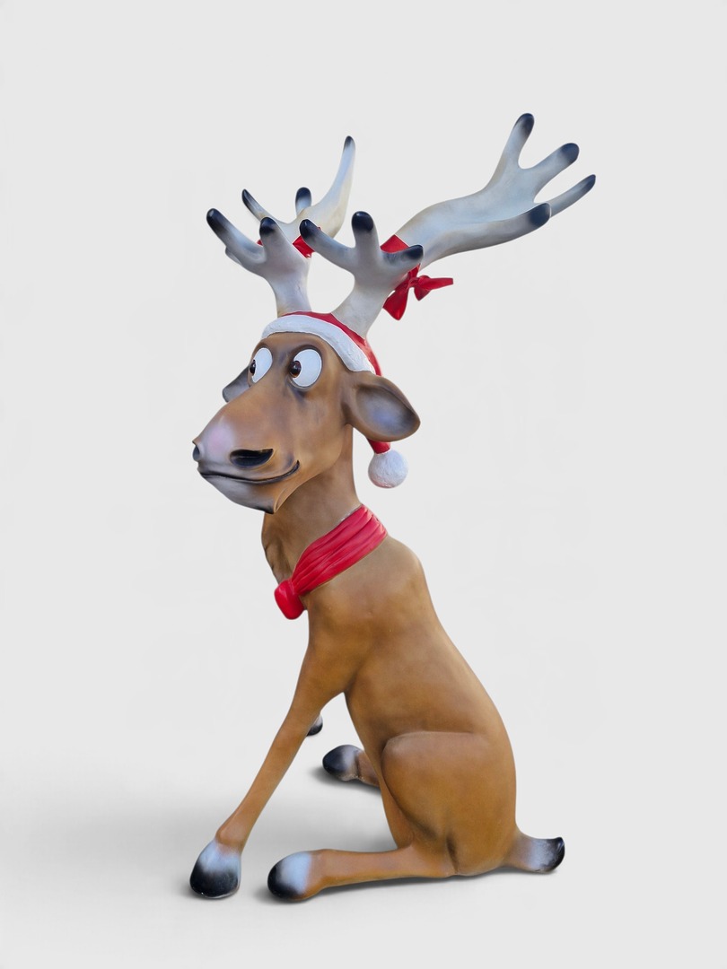 Sitzendes Weihnachtsdeko Rentier Rudi, 144 cm groß, mit Weihnachtsmütze und rotem Schal.