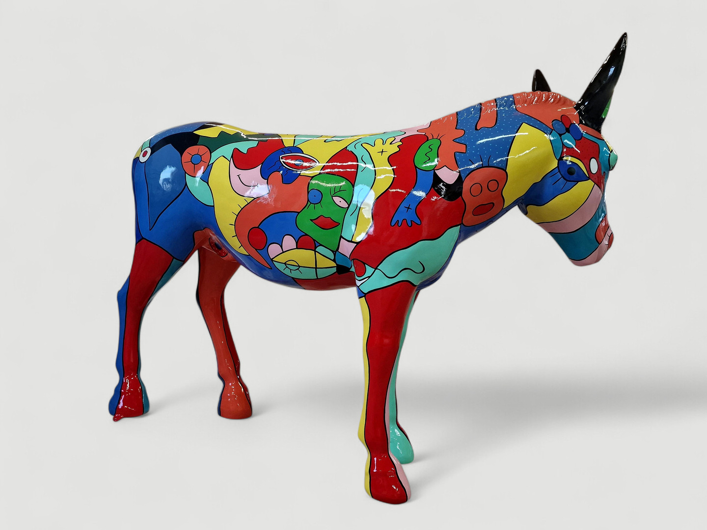 Bunte, kunstbemalte Gorilla-Statue im XXL-Format als Designobjekt.