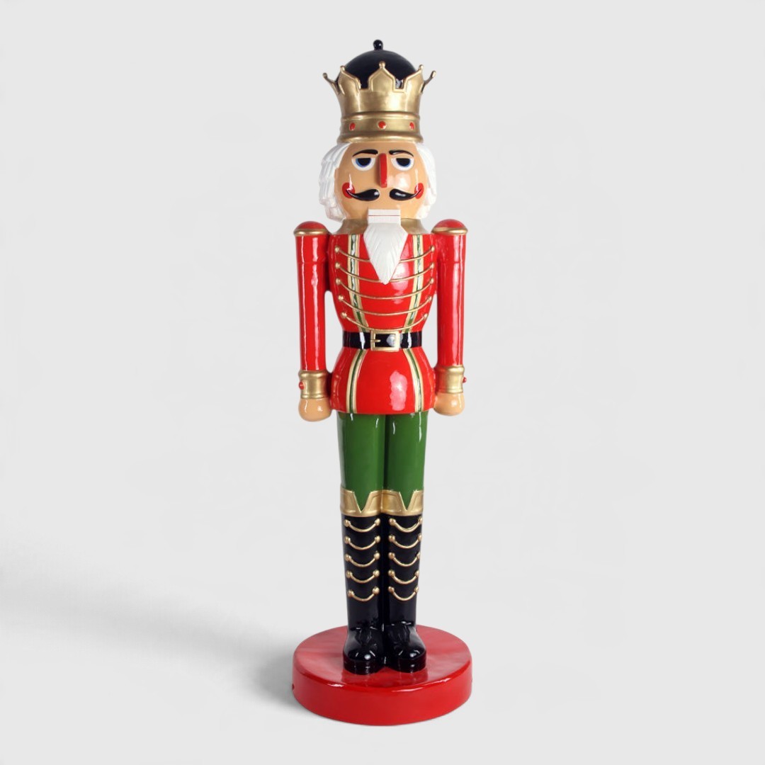 Dekorativer Nussknacker König in Rot und Grün mit Krone und Schnurrbart, 2 Meter hoch.