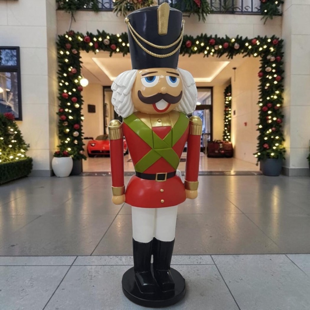 Lebensgroßer Nussknacker XXL in roter Uniform, 180 cm hoch, mit schwarzem Hut und goldenen Akzenten.