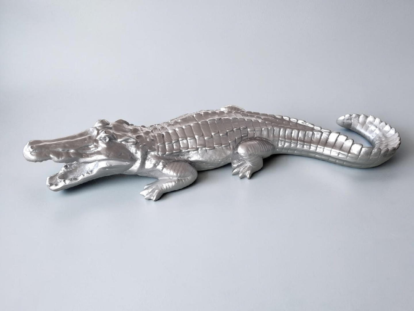 Silbernes Krokodil-Design-Deko-Objekt, 68 cm lang, perfekte Ergänzung für jede Inneneinrichtung