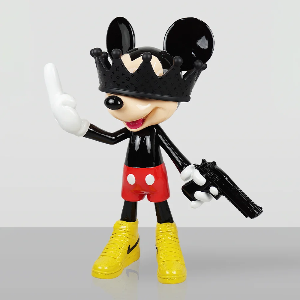 Bad Boy Mouse Figur mit Krone, gelben Sneakers und Pistole.