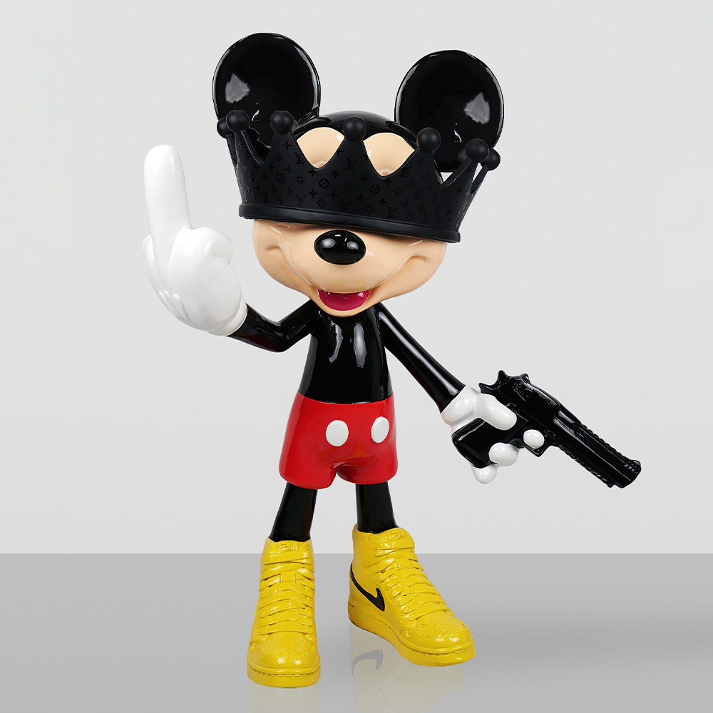 Bad Boy Mouse Figur: provokante Figur mit Krone, Waffe, Turnschuhen und Mittelfinger