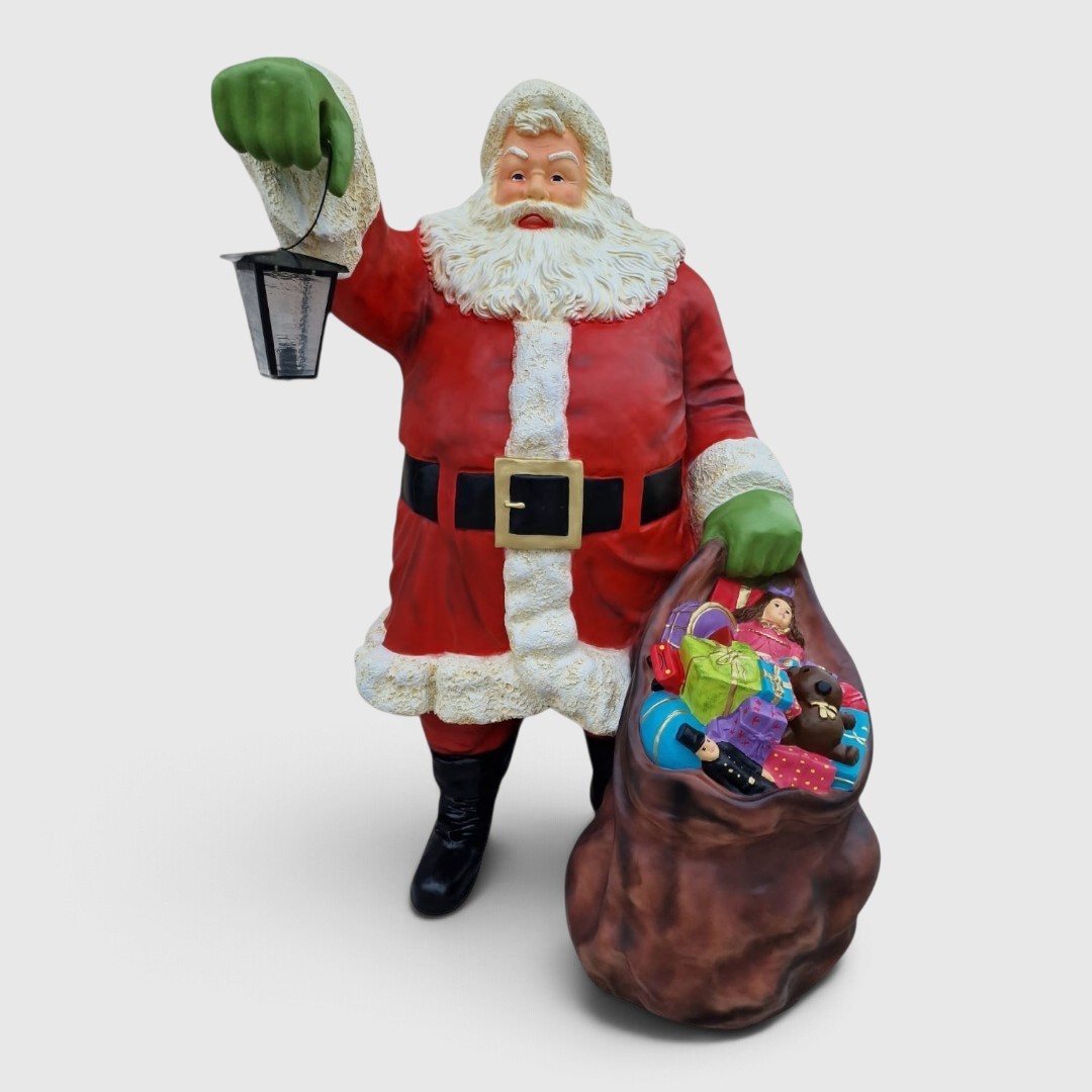 Lebensgroßer stehender Weihnachtsmann mit Laterne und Geschenkesack, ca. 1.90m.