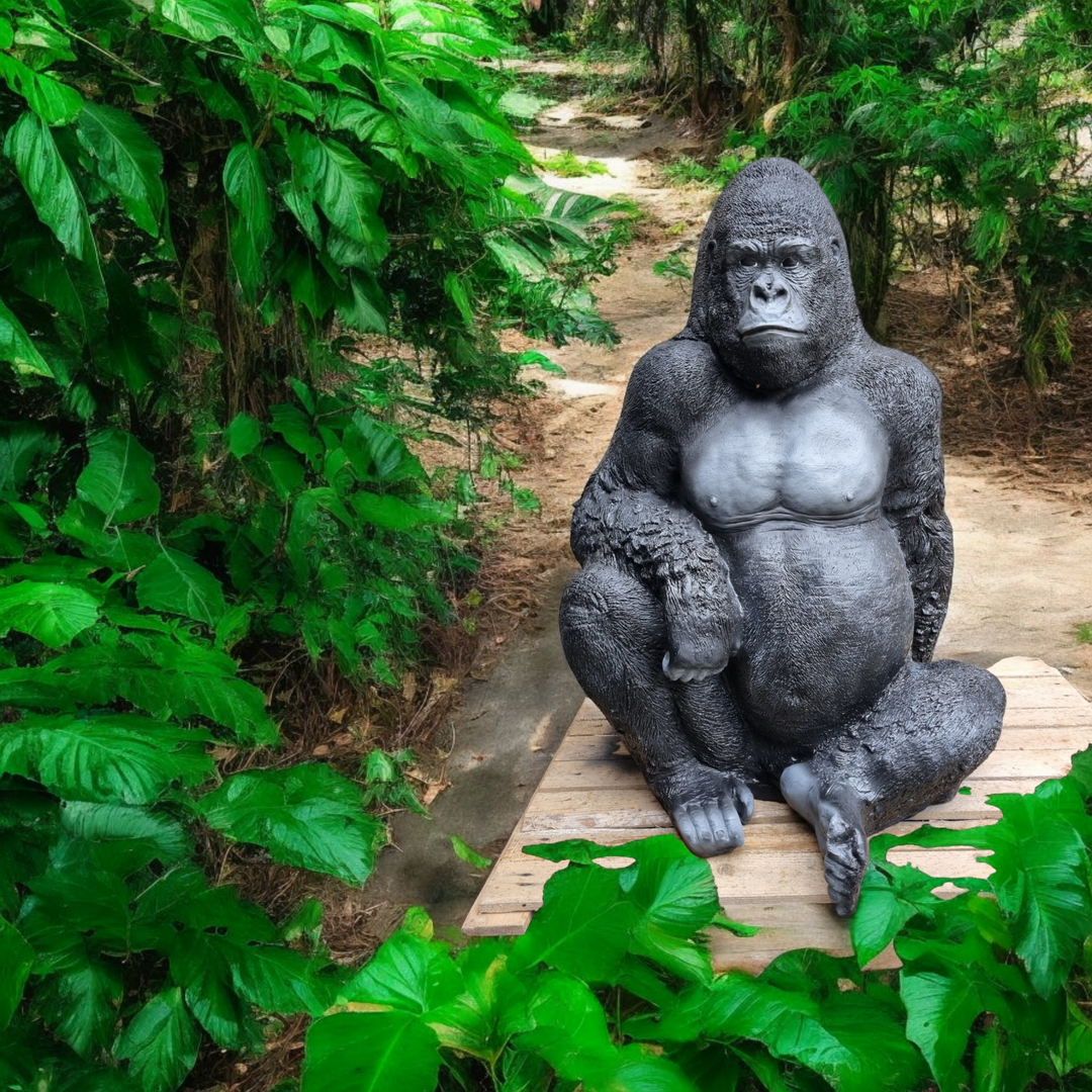Gorilla Gorilla Affe sitzend: Tierische, lebensgroße Gorilla Affe Dekoration.