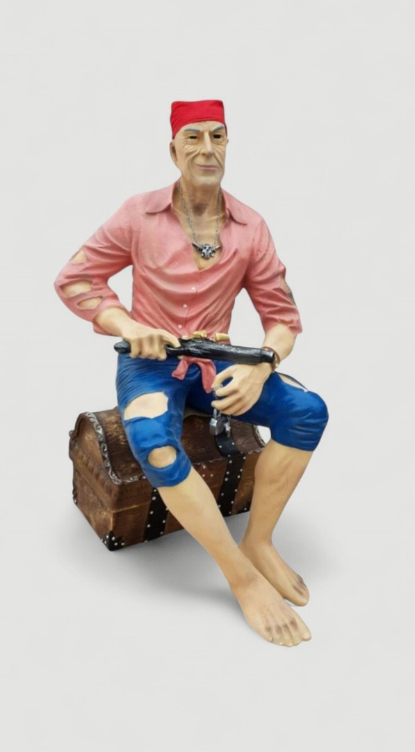 Sitzender Seeräuber mit Schatzkiste: Maritime Werbefigur für Innen & Außen.