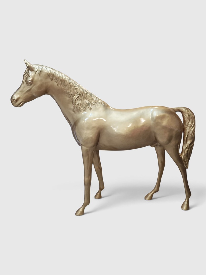 Lebensgroße goldene Pferdeskulptur „Majestic Horse“, 230 cm