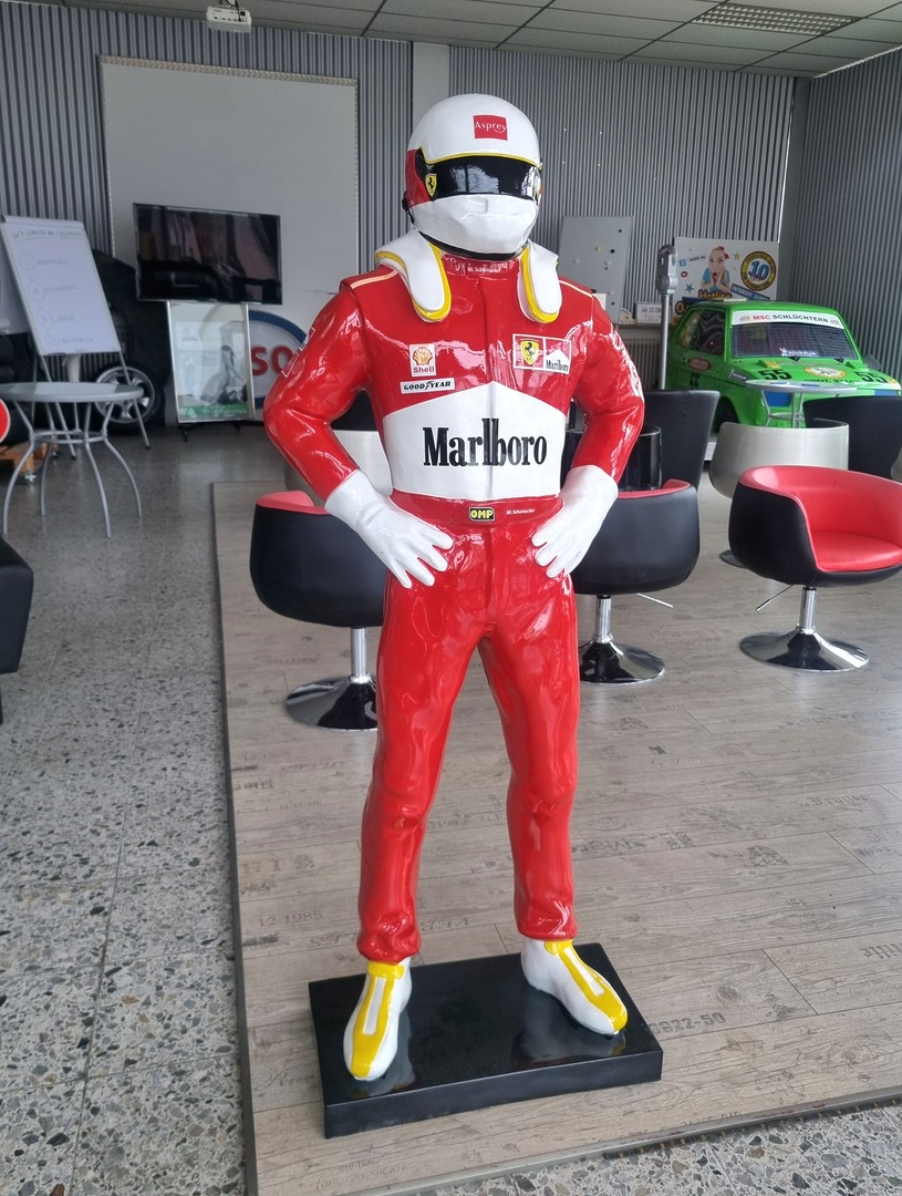 F-1 Fahrer Statue eines Formel-1-Fahrers im roten Rennanzug mit Marlboro-Logo.