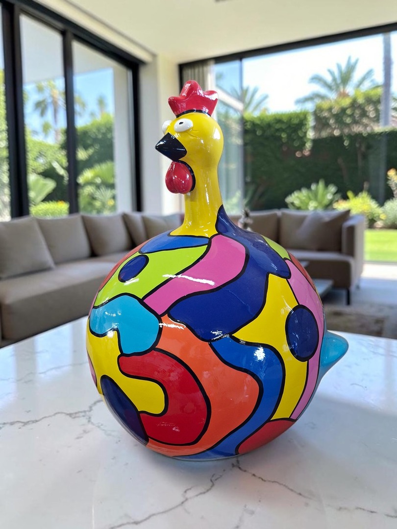 Bunt bemalte Huhn Dekofigur aus Keramik, lebendig und farbenfroh gestaltet.