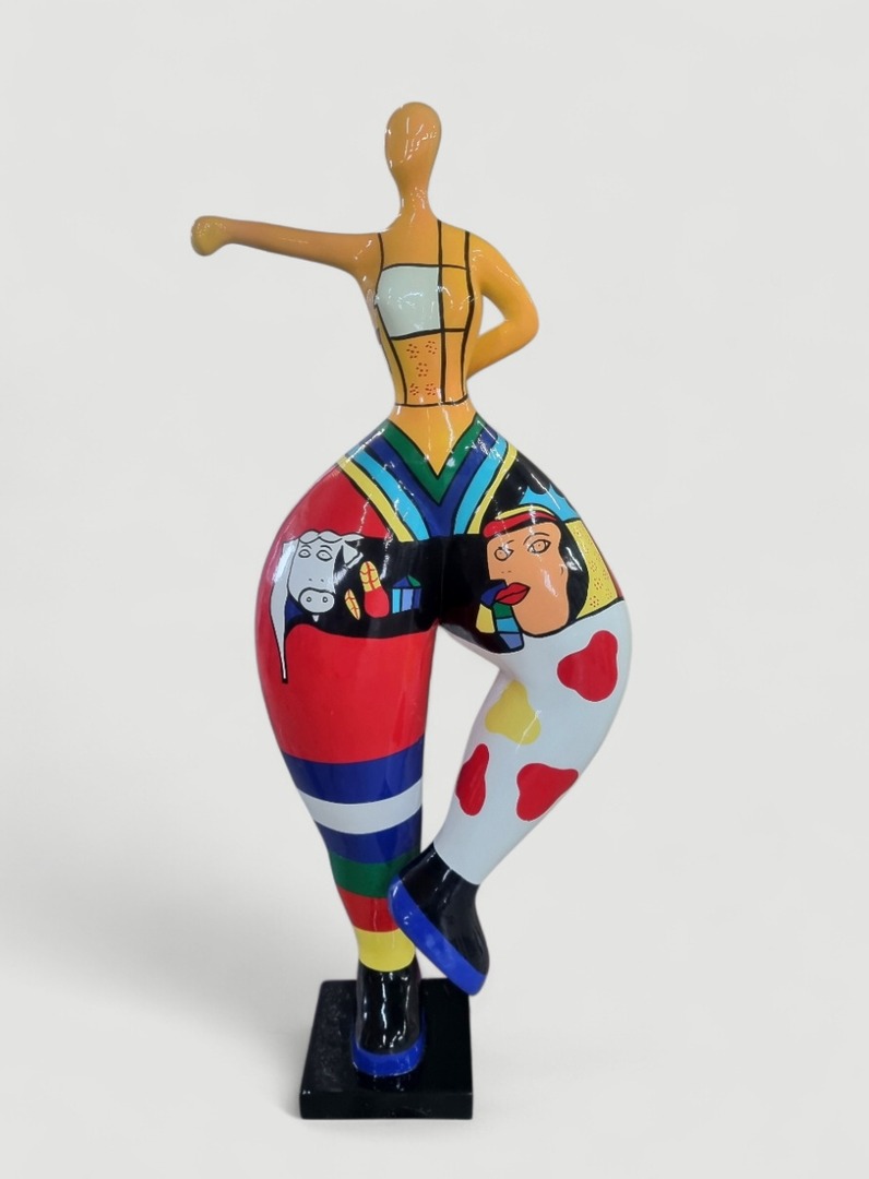 Bunte Skulptur einer stilisierten Figur mit verschiedenen Mustern und Farben, die eine künstlerische Darstellung zeigt bei Garten-Fantasy