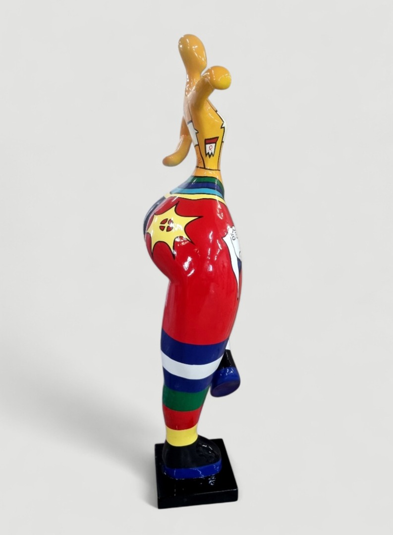 Nana Skulptur Bunte Skulptur einer Figur mit geschwungenen Formen, die in verschiedenen Farben und Mustern gestaltet ist.