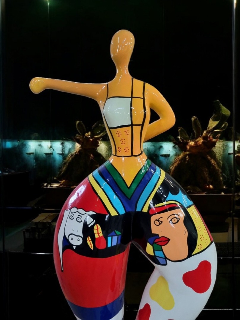 NANA Skulptur Abstrakte Deko: Bunte, bemalte Figur, auffälliges Design Bei Garten-Fantasy