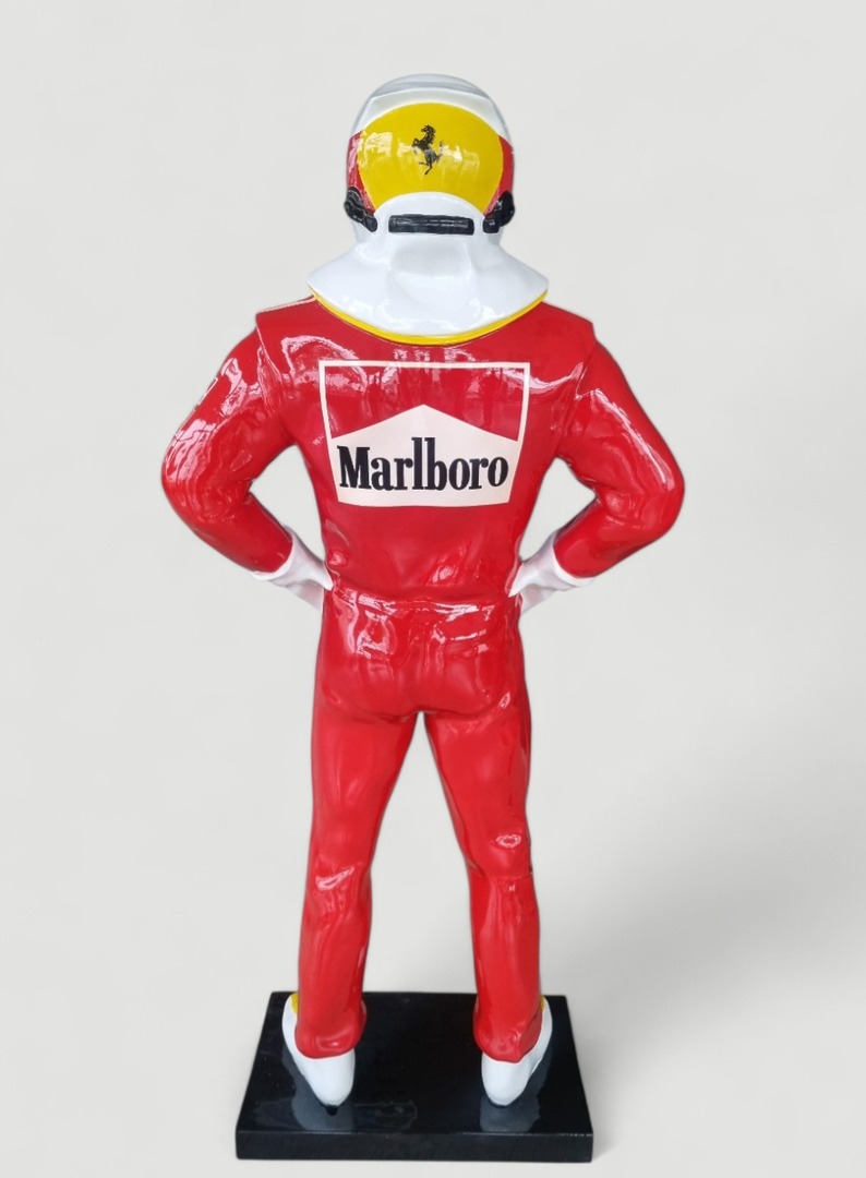 F1 Rennfahrer Rennfahrer-Statue: Roter Rennanzug, Marlboro-Logo, Ferrari-Helm.