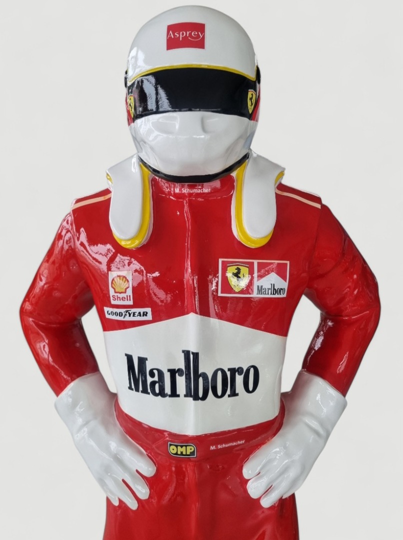 F-1 Fahrer Statue von Michael Schumacher im Ferrari-Rennanzug und Helm.