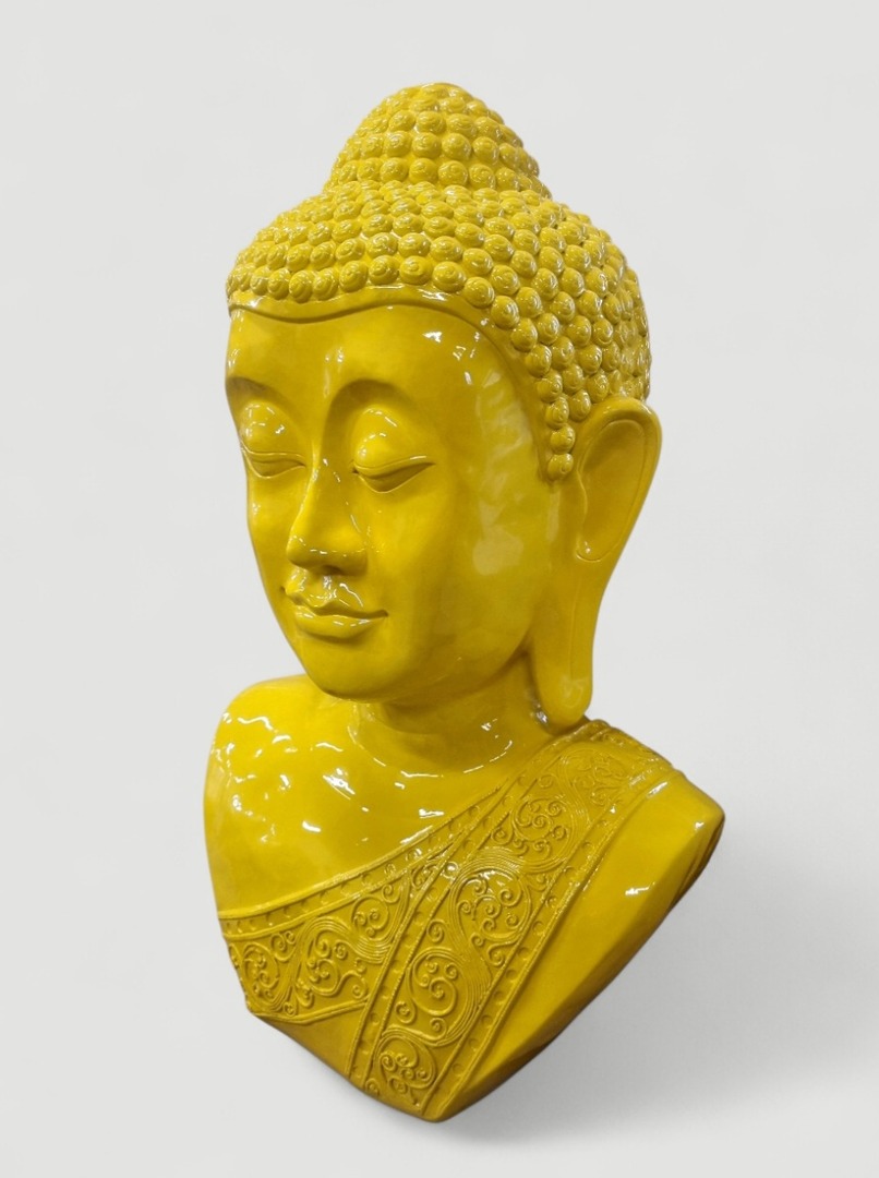 Gelbe Buddha Büste als Dekoration.