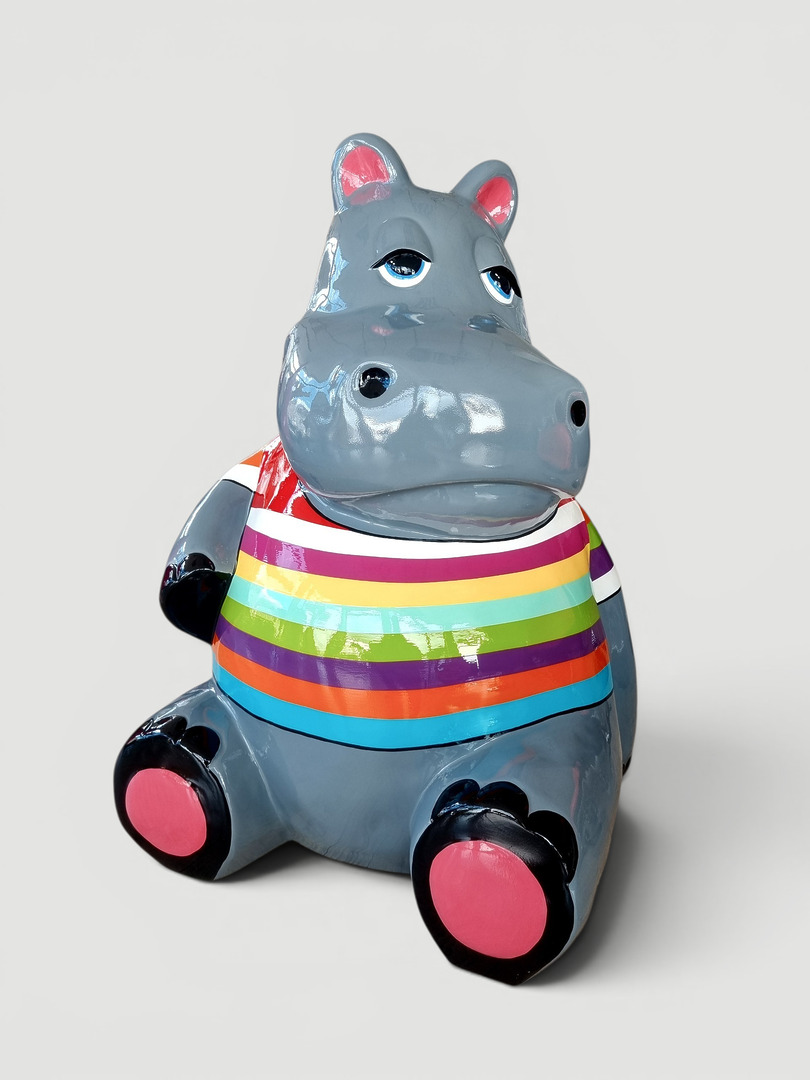 Bunte Chihuahua-Statue mit farbenfrohem Streifenpullover und fröhlichem Ausdruck