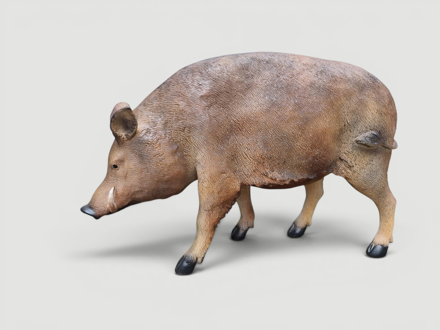 Lebensgroße Wildschwein Gartenfigur aus Kunstharz, realistische Keiler Dekofigur