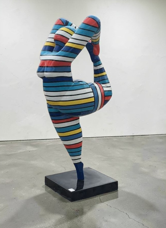 Nana Skulptur mit Bein nach hinten gestreckt: Bunte, gestreifte Frauenskulptur in Yoga-Pose, bis 2.00 m erhältlich.