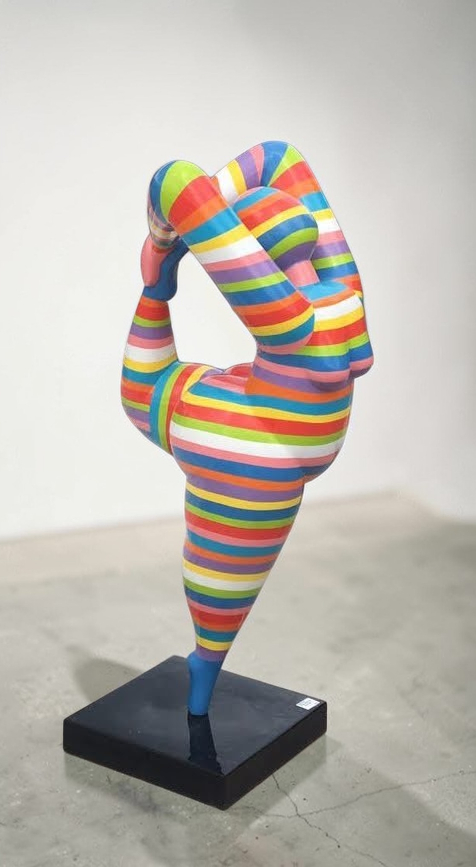Nana Skulptur: Bunte, gestreifte Yoga-Figur, Bein nach hinten gestreckt, bis 2.00 m erhältlich
