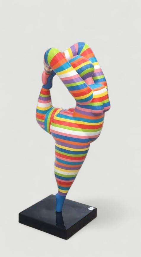 Nana Skulptur: Bunte, gestreifte Figur in Yoga-Pose, Bein nach hinten gestreckt. Bis 2.00 m erhältlich.