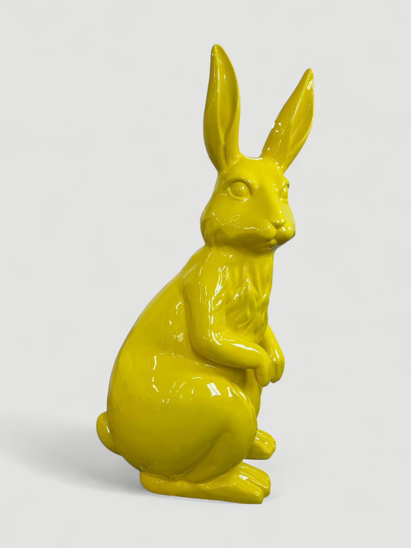 Gelbe Hasenfigur, glänzende Keramik, dekorative Osterdekoration