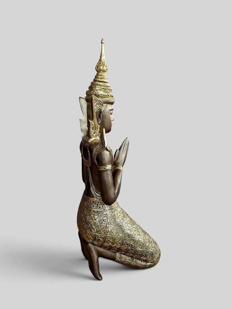 Buddha Große goldene Buddha-Skulptur eines sitzenden Tempelwächters in traditioneller Kleidung, 110 cm.