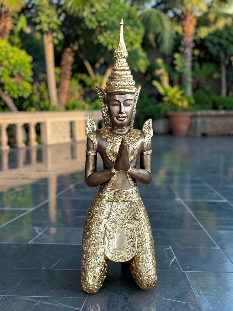 Buddha Goldene Buddha Skulptur im Thai Tempelwächter Stil, kniend, 110 cm, für Haus und Garten.