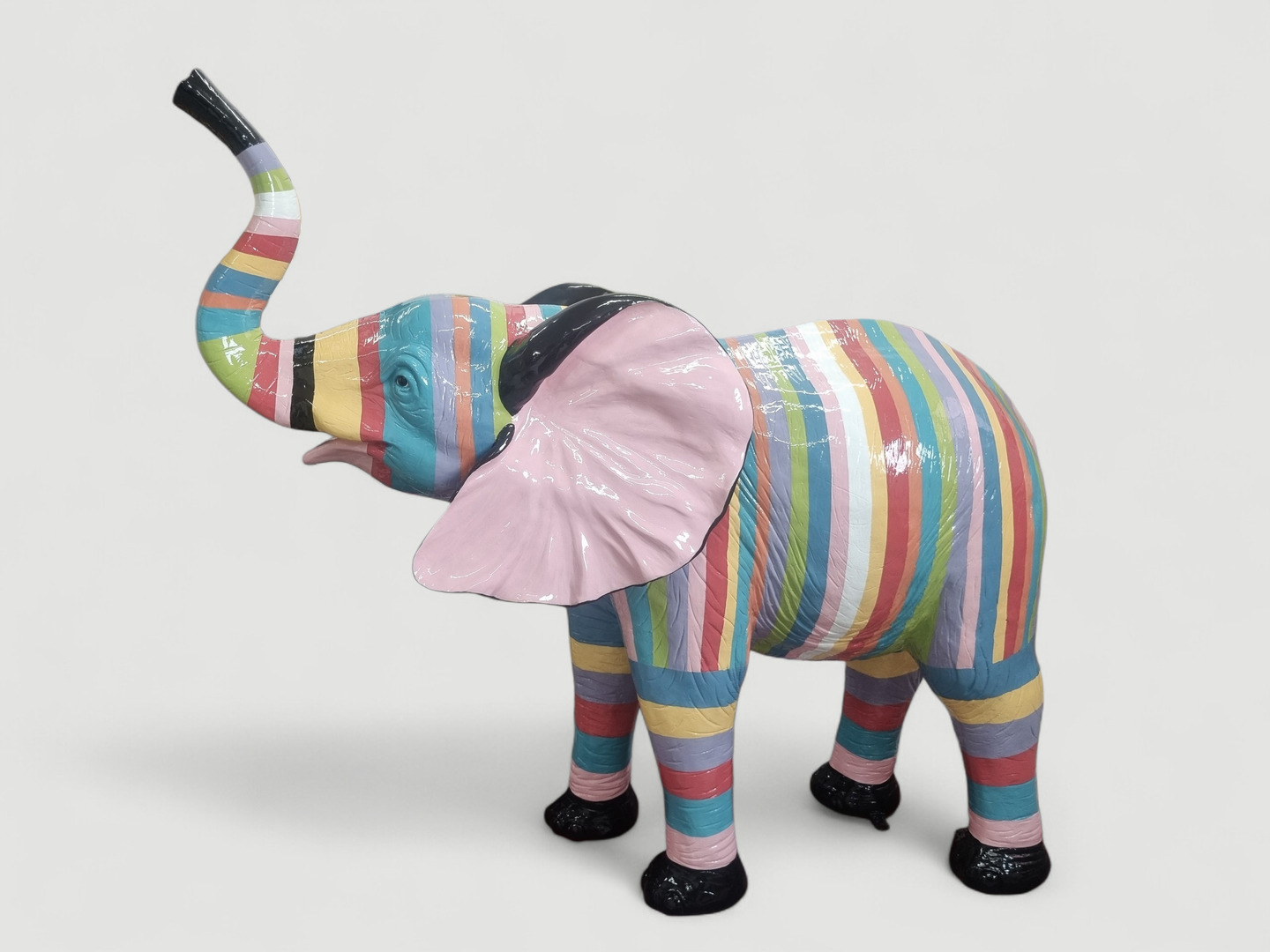 Bunte Elefanten-Gartenfigur mit Streifenmuster und rosa Ohren