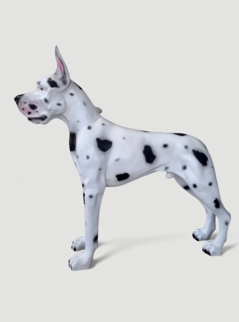 Deutsche Dogge Hund stehend, lebensgroße XL Gartenfigur mit schwarzen Flecken.