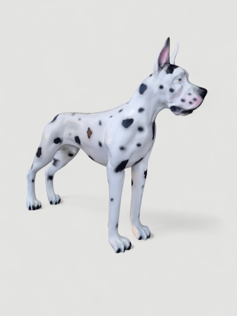 Deutsche Dogge Hund, stehende, lebensgroße Gartenfigur mit Flecken.