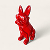 Französische Bulldogge: Rote Statue einer sitzenden Bulldogge mit Sonnenbrille.