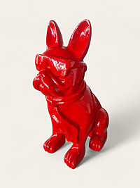Französische Bulldogge: Rote Statue einer sitzenden Bulldogge mit Sonnenbrille.
