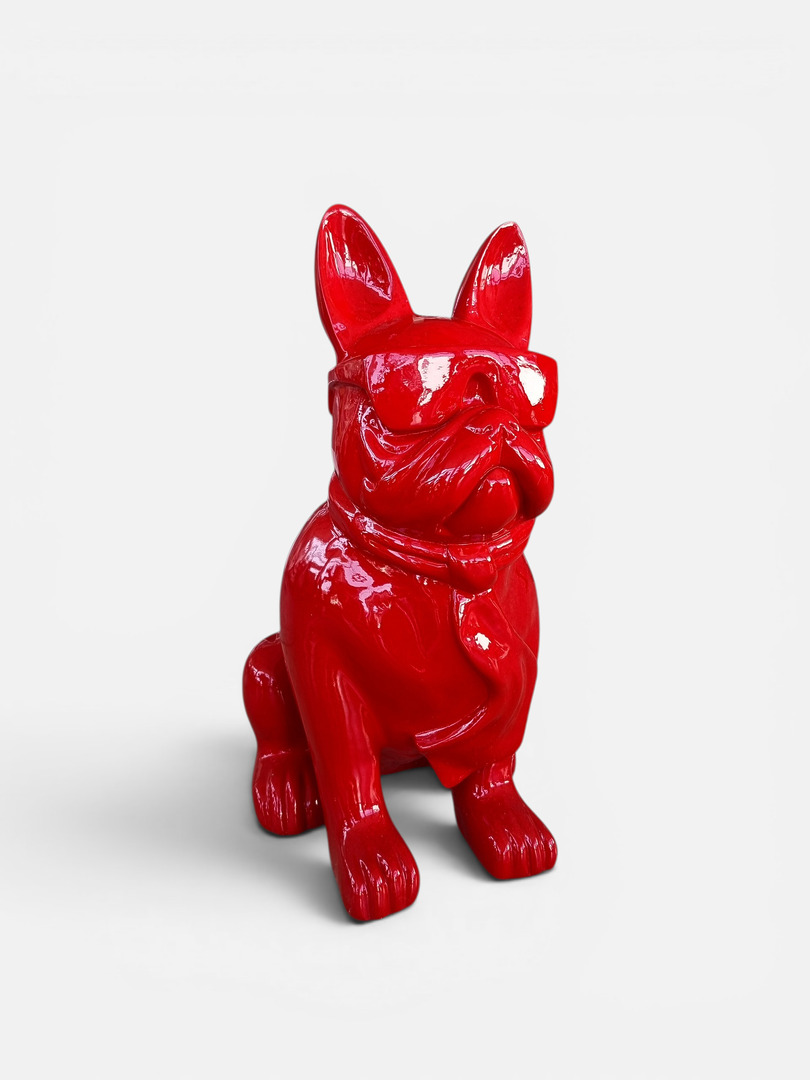 Rote Französische Bulldogge Gartenfigur mit Brille und Krawatte, sitzend.