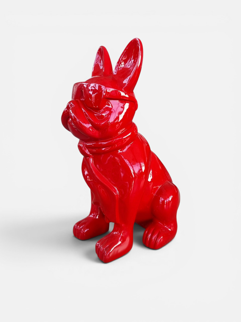 Rote französische Bulldogge Gartenfigur sitzend mit Sonnenbrille, glänzend.