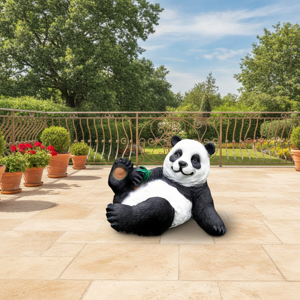 Lebensechte XXL Pandabär Gartenfigur liegend mit Bambus aus Kunstharz, 70 cm