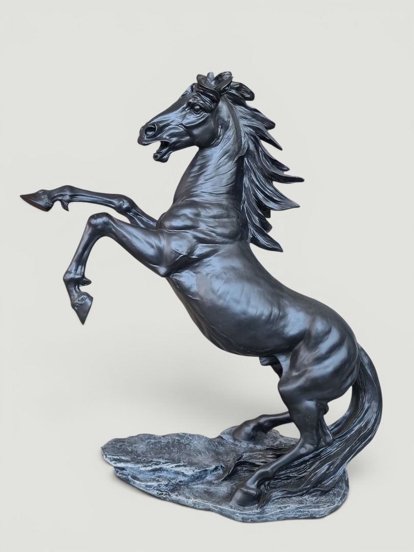 Pferd déco Figur Schwarz lackierte Gartenfigur eines steigenden Pferdes.