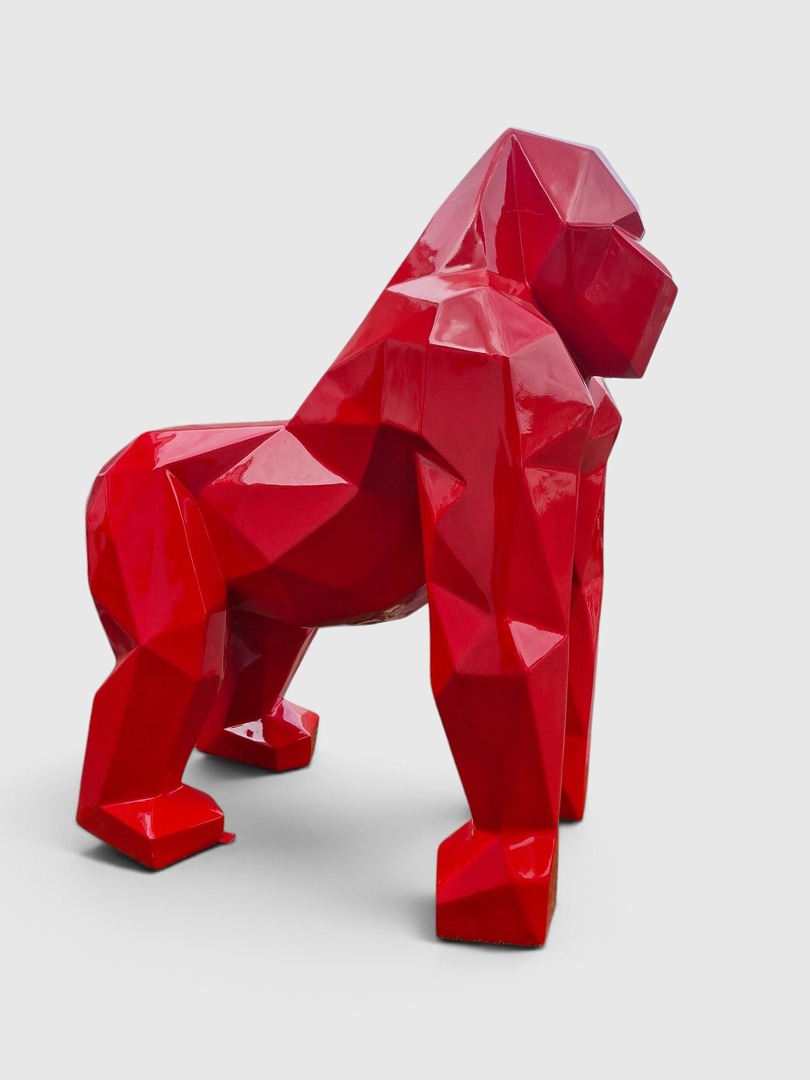 gorille rouge Große rote Gorilla-Figur aus Kunstharz im polygonalen Design, 128 cm.