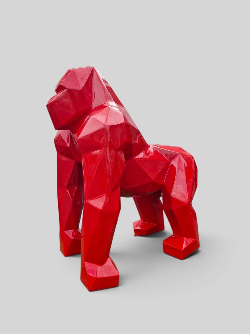 Große rote polygonale Gorilla-Figur, moderne Kunstdeko-Statue, 128 cm.