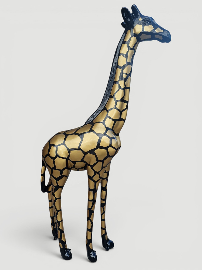 Lebensgroße, stehende Giraffen-Statue (205 cm) in goldener Lackierung mit schwarzen Flecken.