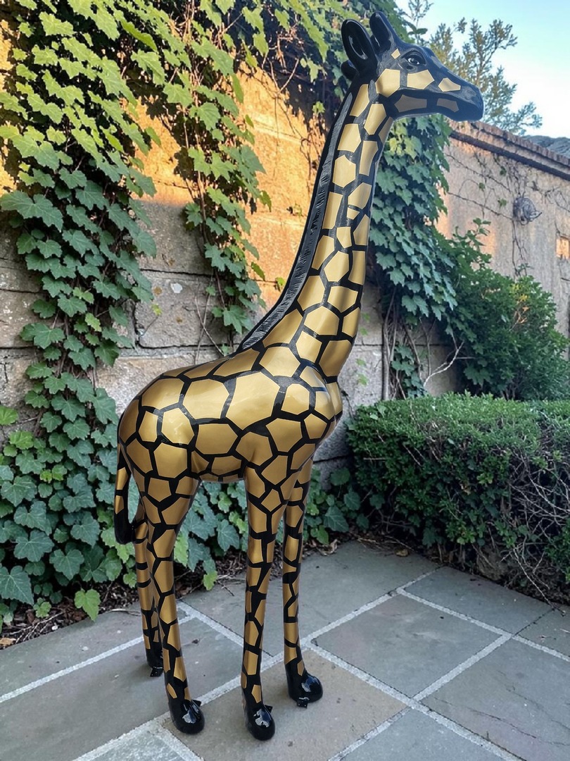 Lebensgroße, stehende Giraffen-Statue (205 cm) in Gold mit schwarzen Flecken.